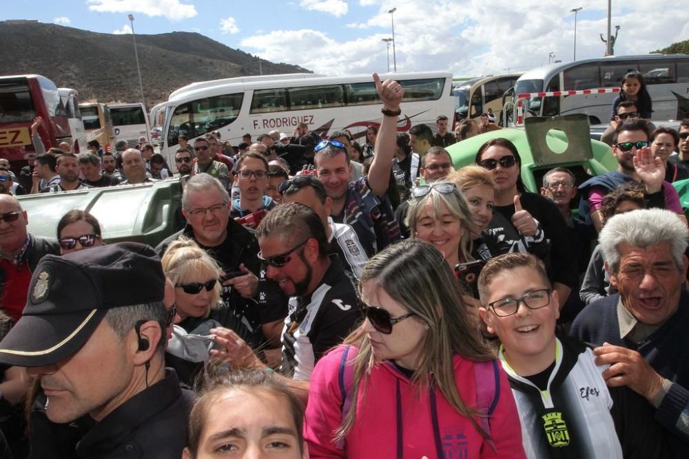 Salida de los jugadores y las peñas del FC Cartagena hacia Murcia para el derbi