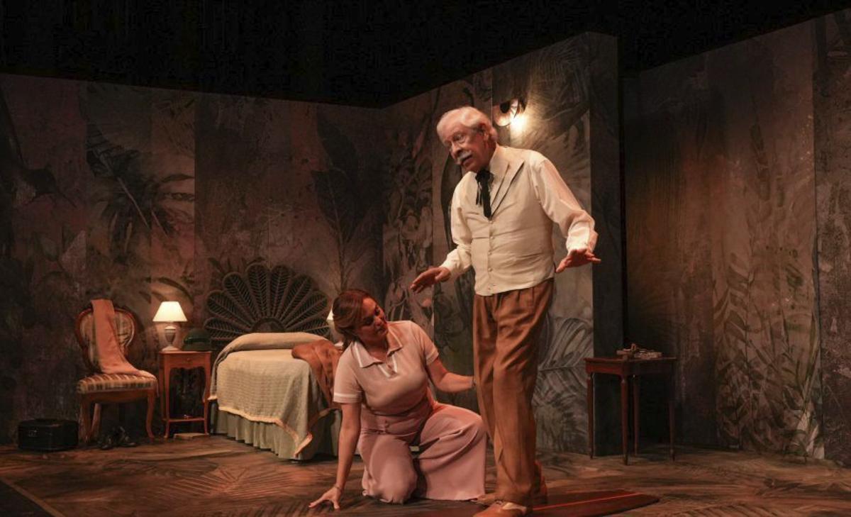 Carmen Morales y Juan Meseguer, en un momento de la obra «Querida Agatha Christie».