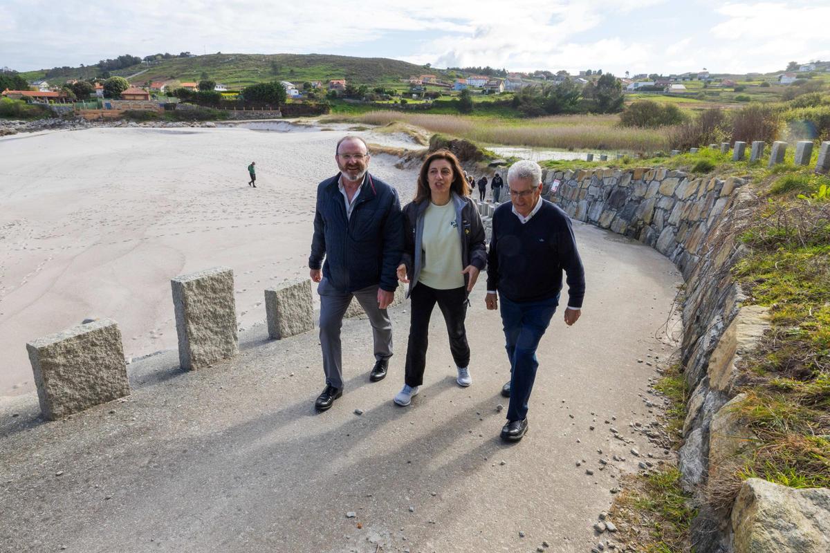 Eduardo Parga, esquerda, Ángeles Vázquez e Miguel Fernández percorrendo a senda.