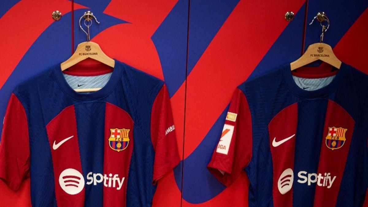 Un par de camisetas del Barça en el vestuario de Montjuïc antes de un duelo.