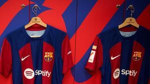 Un par de camisetas del Barça en el vestuario de Montjuïc antes del duelo con el Villarreal.