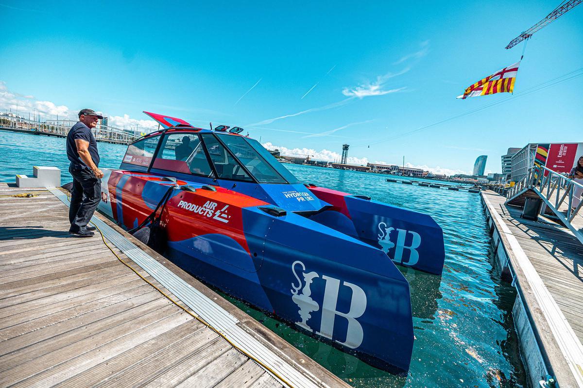 El director ejecutivo de America's Cup Events y máximo responsable del equipo defensor Emirates Team New Zealand, Grant Dalton, frente al 'Chase Zero', el barco de hidrógeno que acompañará a las embarcaciones de vela de la Copa América.