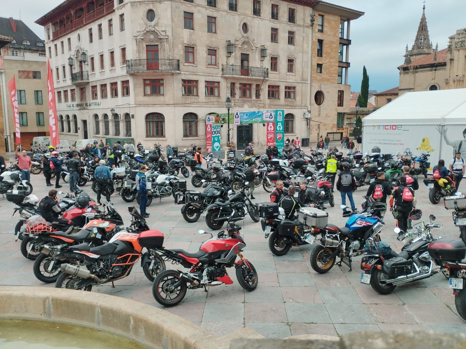 EN IMÁGENES: Así luce la plaza de la Catedral de Oviedo con más de 750 motos de la "Osos 1000"