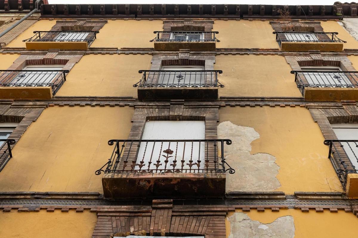 Antes de instalar un aparato de aire acondicionado en una fachada se debe consultar la ordenanza municipal.