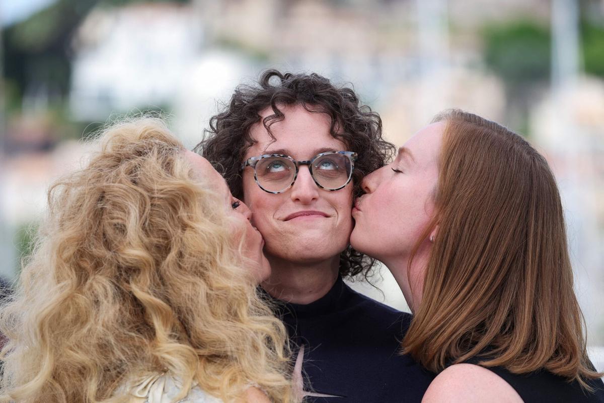 (De Izq) la actriz estadounidense Gillian Anderson, la directora y guionista estadounidense Jane Schoenbrun y la actriz estadounidense Hannah Einbinder posan durante un photocall de la película "Teenage Sex and Death at Camp Miasma"