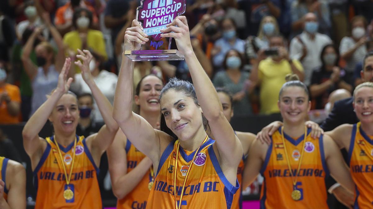 Cristina Ouviña, con el título trofeo de MVP de la SuperCup Women