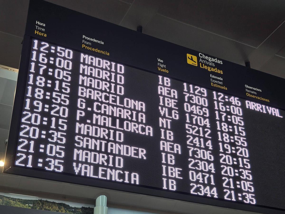 Panel de llegadas del aeropuerto de Vigo el pasado mes de agosto en su pico de actividad del verano