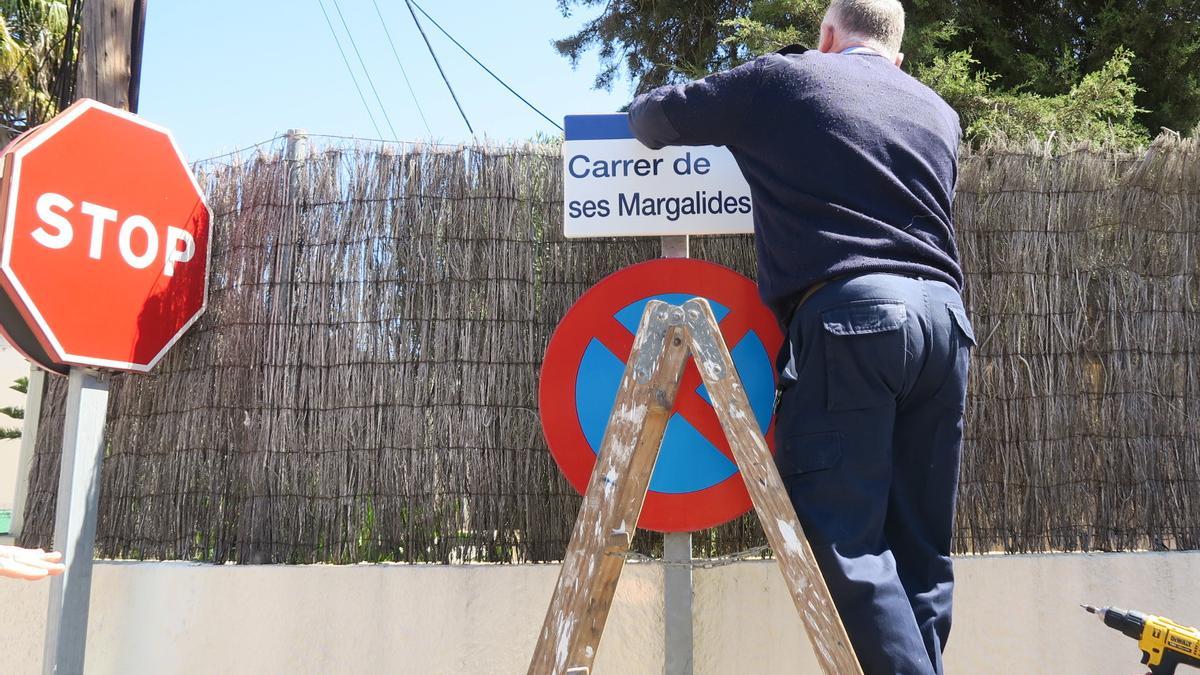 Sant Antoni cambia la placa de la calle General Gotarredona por la de ses Margalides