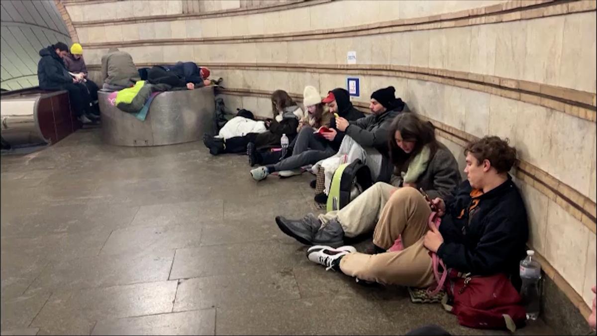 Vecinos de Kiev se refugian en el metro ante nuevos bombardeos de Rusia