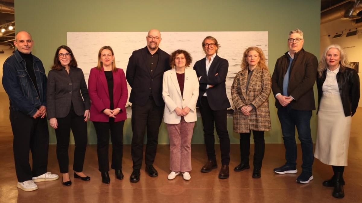 Quinta desde la izquierda, la alcaldesa entre más partícipes de la inauguración en Santiago de la muestra 'Antifemina'.