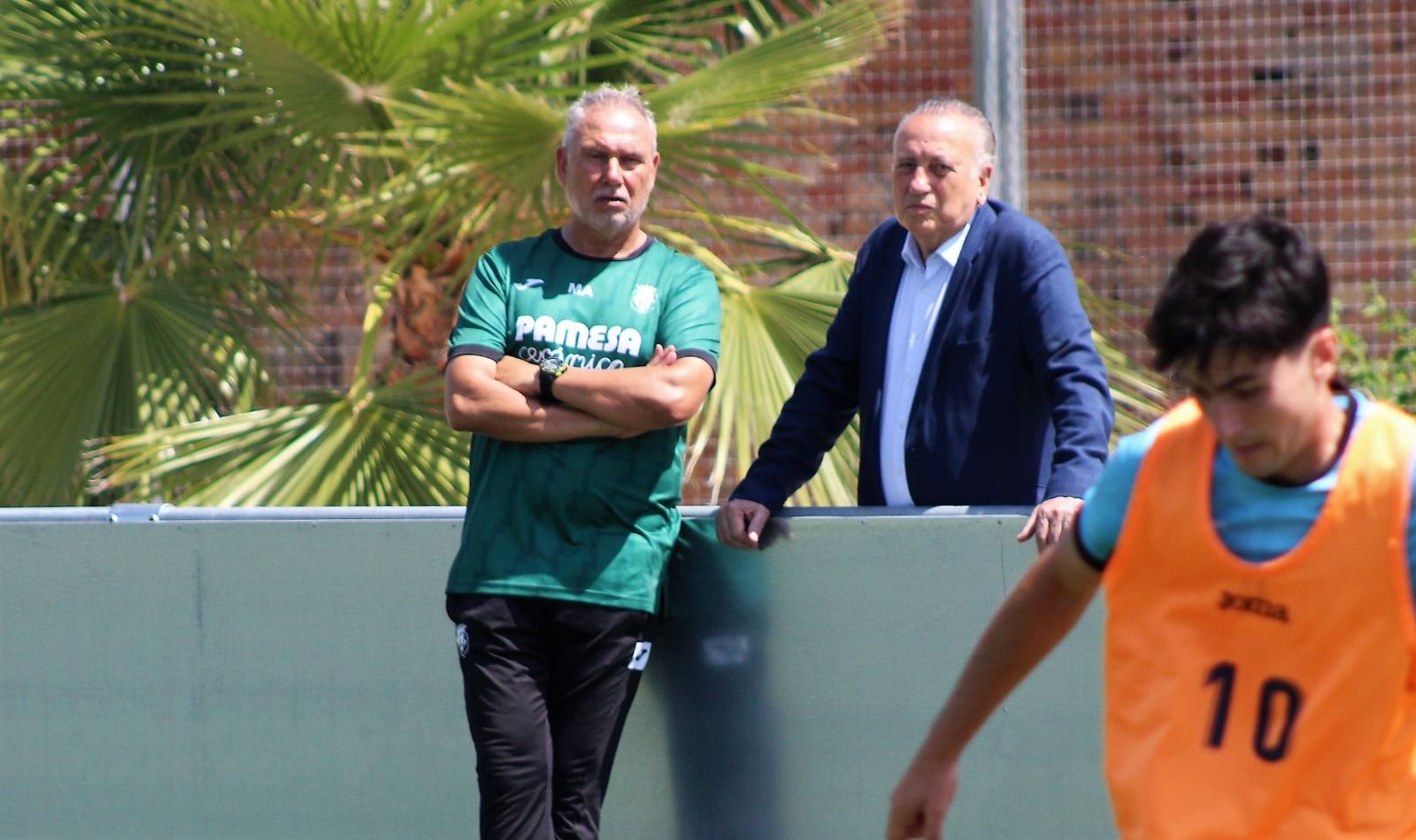 Fernando Roig, con Miguel Álvarez, en el entrenamiento del Villarreal B.