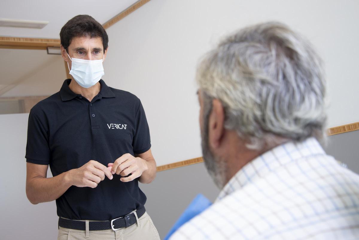 El Dr. Alberto Vericat en una primera visita.