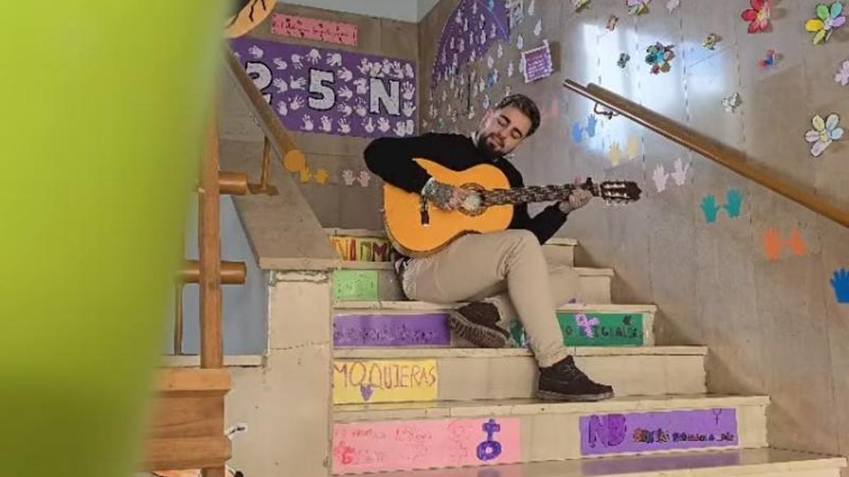 Oriol López, tocando en las escaleras del colegio San Pedro de los Arcos.