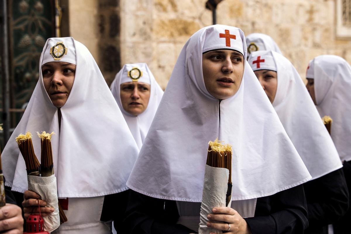 Cristianos ortodoxos celebran “Fuego Sagrado” en Jerusalén. eregrinos cristianos ortodoxos sostienen velas durante la ceremonia del Fuego Sagrado, un día antes de la Pascua ortodoxa, el sábado 15 de abril de 2023 en la Iglesia del Santo Sepulcro en la Ciudad Vieja de Jerusalén, donde muchos cristianos creen que Jesús fue crucificado y enterrado antes de resucitar.