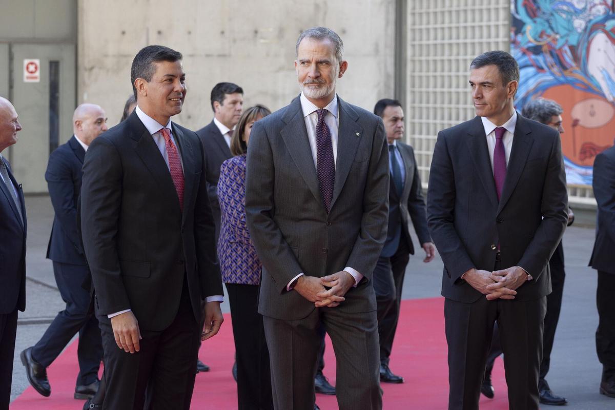 El Rey, entre Pedro Sanchez y el presidente de Paraguay, Santiago Peña, en la inauguración del Mobile, en Barcelona.