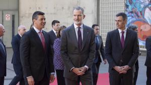 Barcelona 26/02/2024 El presidente del Gobierno Pedro Sanchez acompaña al Rey Felipe VI al acto de inauguración del MWC Barcelona 2024. Mobile World Congress En la foto, con el presidente de Paraguay Santiago Peña FOTO de FERRAN NADEU