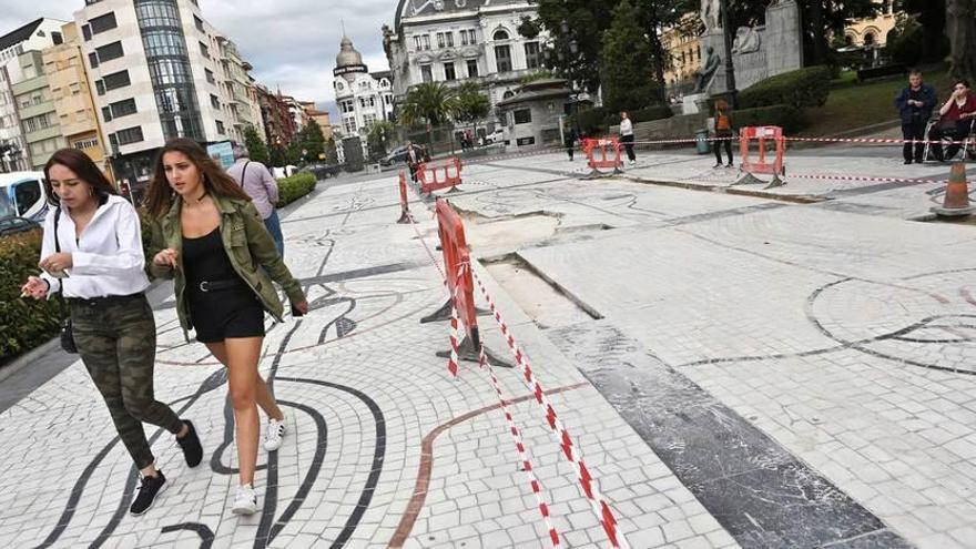 Peatones pasando junto a la zona del paseo de los Álamos objeto de las obras de mantenimiento.