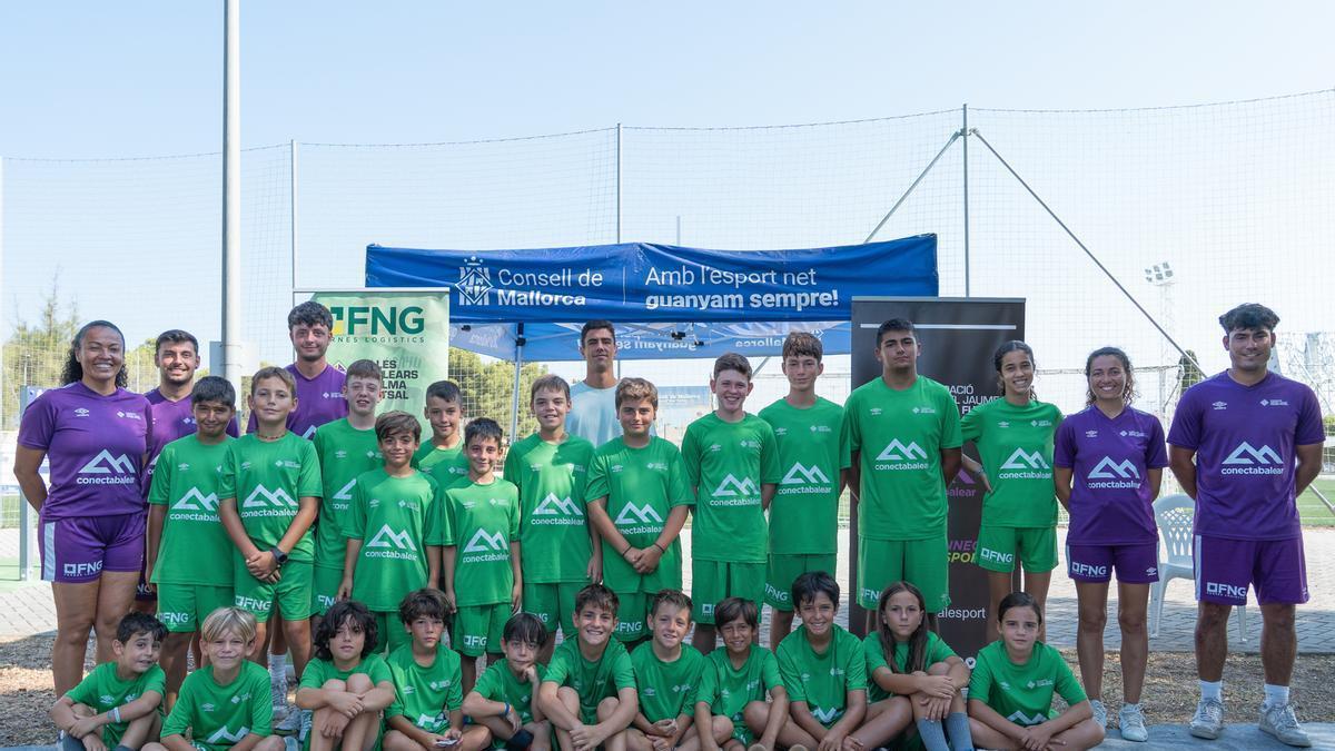Carlos Gómez posa junto a los participantes y entrenadores del Campus.