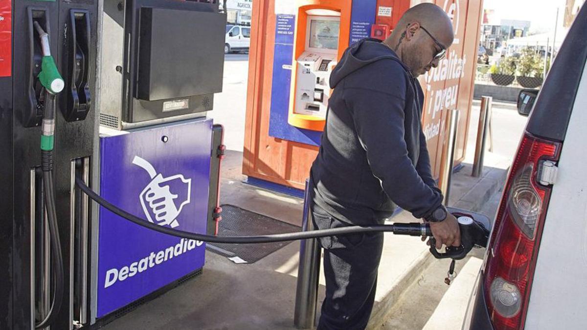 Un home omple el dipòsit. | MARC MARTÍ