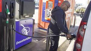 Un home omple el dipòsit. | MARC MARTÍ