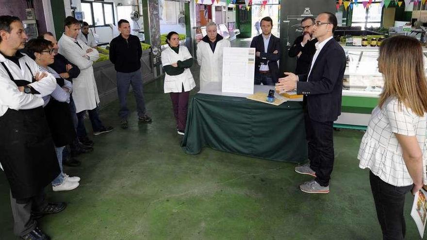 El arquitecto Jesús Bargados García, en el centro, explica a placeros y políticos el proyecto de remodelación. // Bernabé/Javier Lalín