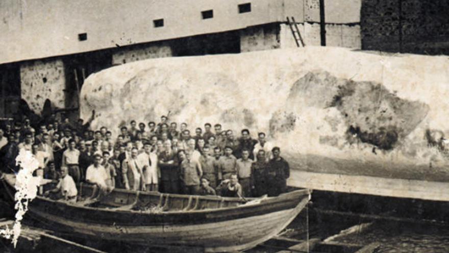 La ballena que se utilizó en la película &#039;Moby Dick&#039; dirigida por John Huston, con los constructores de los talleres Carbonera Canaria de la Casa Miller.