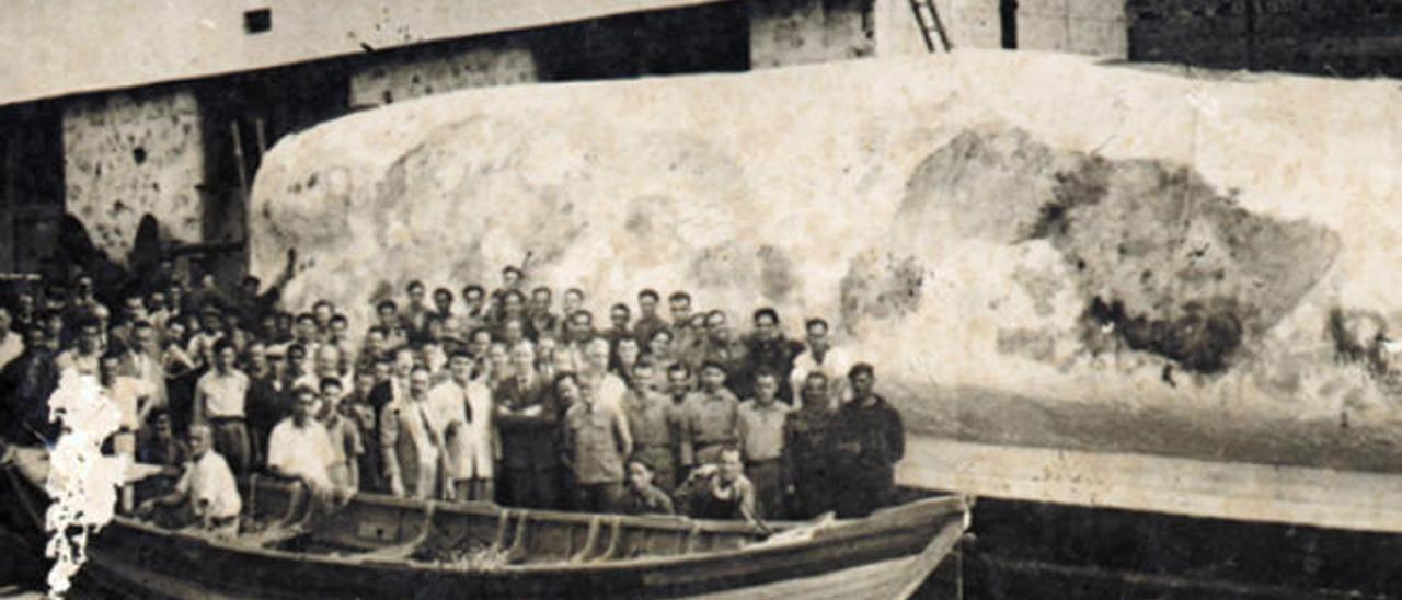 La ballena que se utilizó en la película &#039;Moby Dick&#039; dirigida por John Huston, con los constructores de los talleres Carbonera Canaria de la Casa Miller.