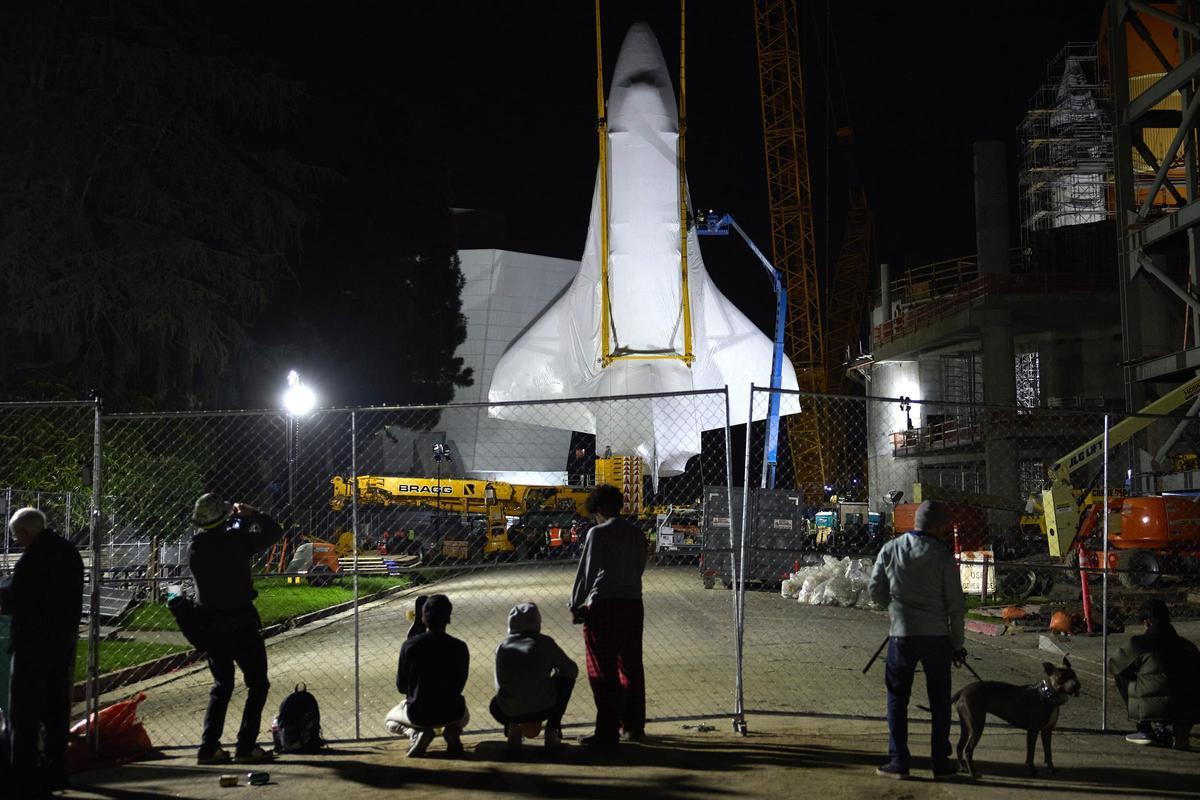 El transbordador Endeavour se instala en California para ser expuesto