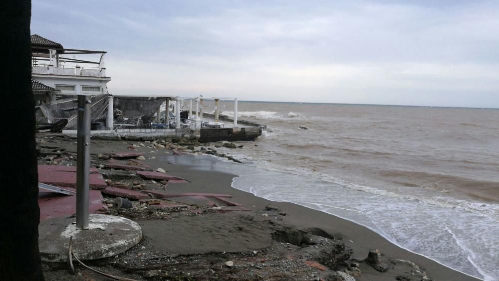 La tormenta destroza los Baños del Carmen