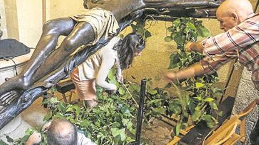 La devoción por el Cristo Negro invade el casco histórico de Cáceres