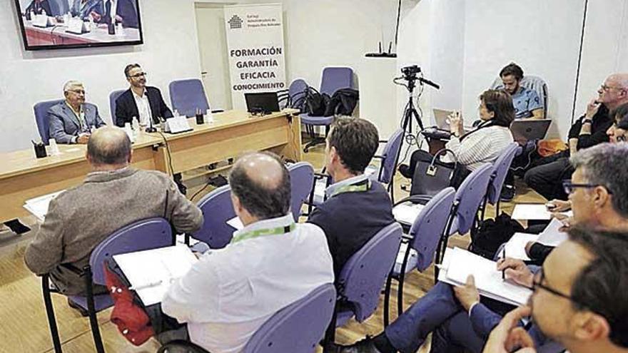 El concejal de Urbanismo, José Hila (d), y el presidente del Colegio, Pau Bonet, ayer en las jornadas.