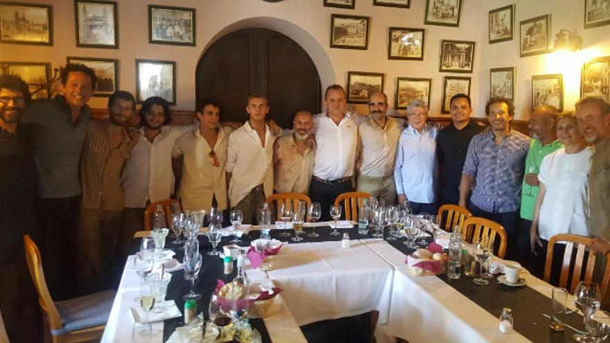 El productor Enrique Cerezo visitó al equipo de la película el pasado viernes y juntos compartieron un almuerzo en el restaurante Casa Antonio.