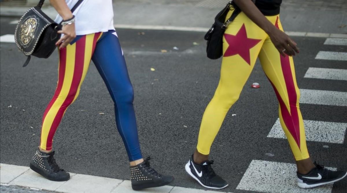 Dos manifestantes lucen pantalones estampados con la ’estelada’, en Barcelona.