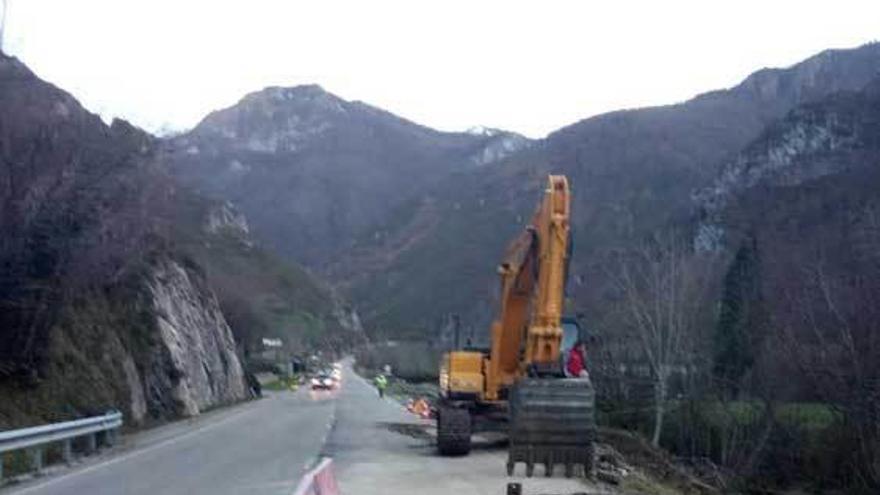 Una máquina en la zona donde se produjo el argayo, con un carril cortado al tráfico.