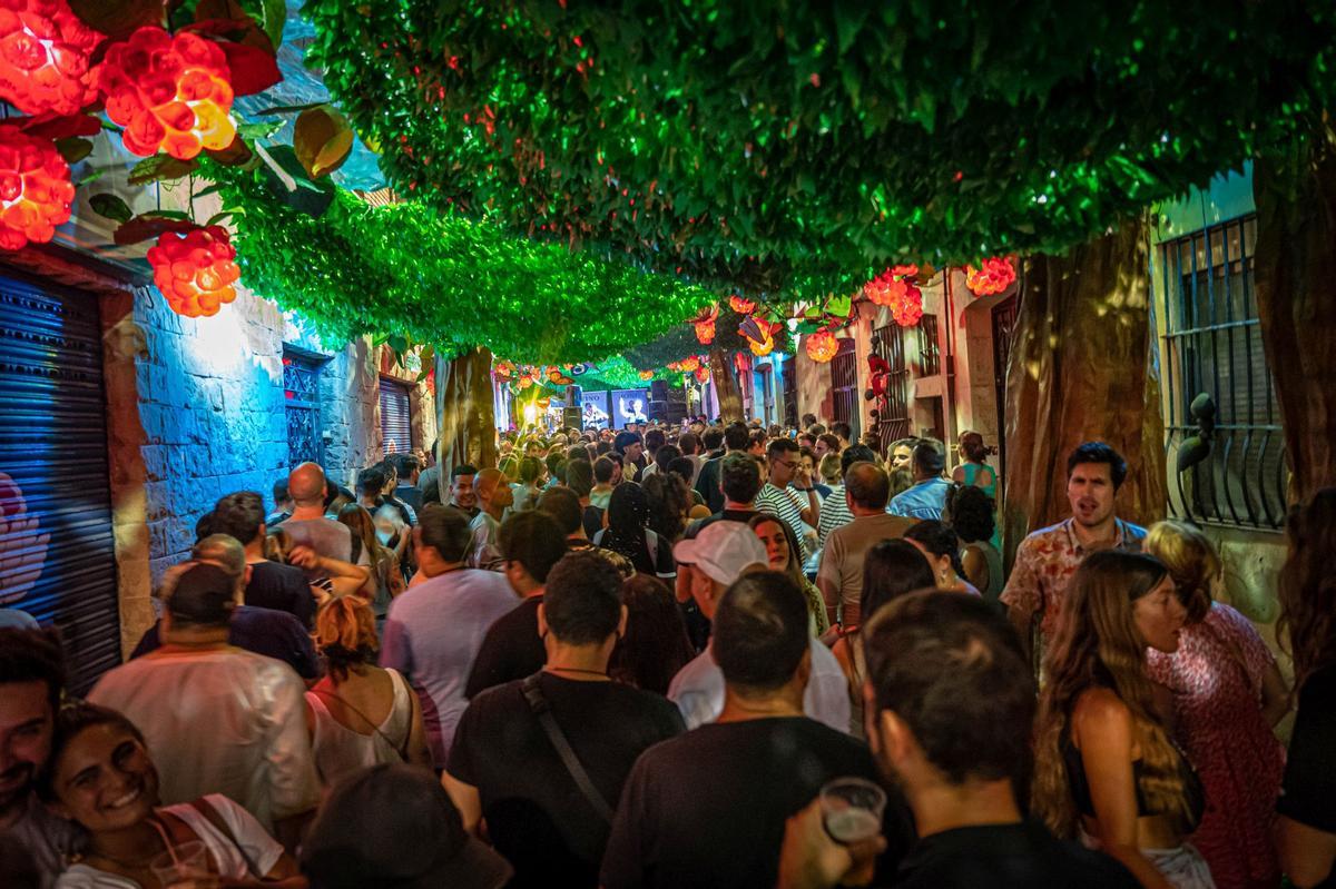 Ambiente en la primera noche de las fiestas de Gràcia.