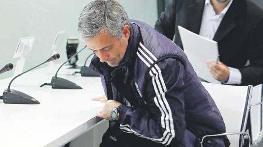 Mourinho, en la sala de prensa de Valdebebas. / a. díaz / efe