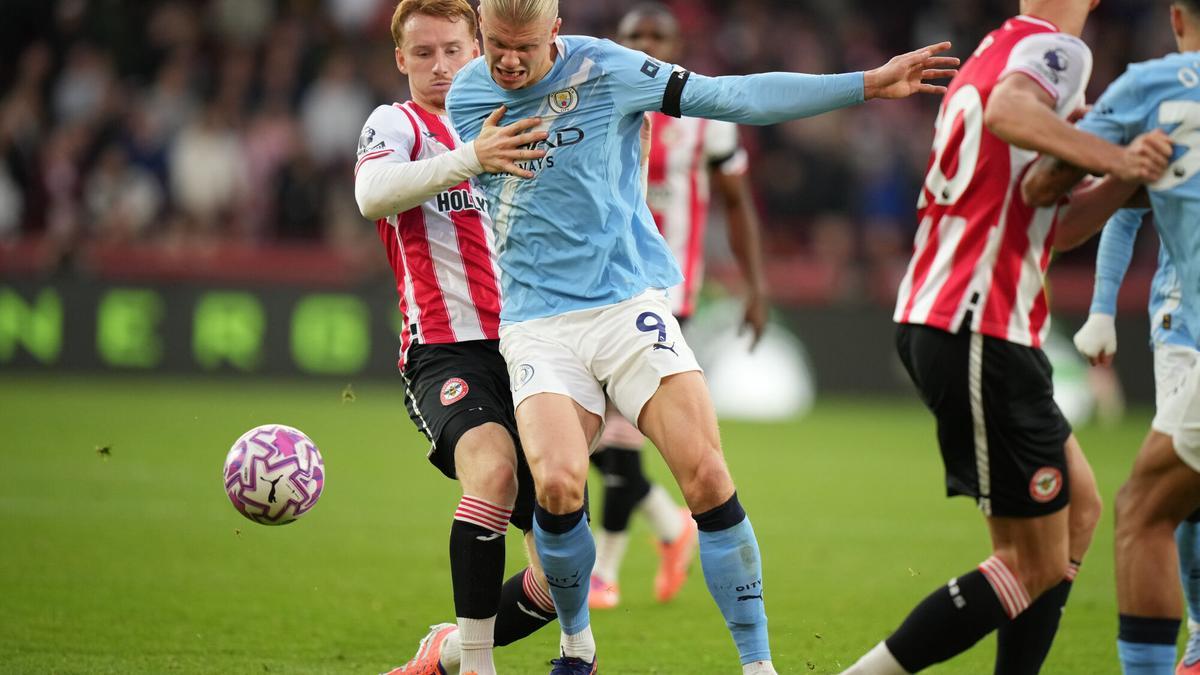 Erling Haaland, ante Sepp van den Berg en el Brentford - Manchester City
