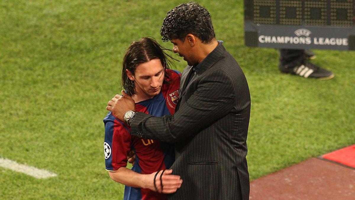 Messi se retira del Barça-Manchester United consolado por Rijkaard.