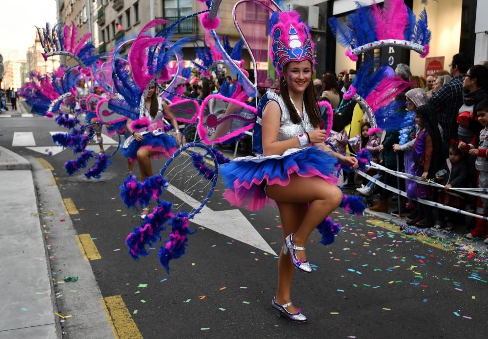 El desfile de Carnaval inunda de gente, color y humor el centro de Pontevedra