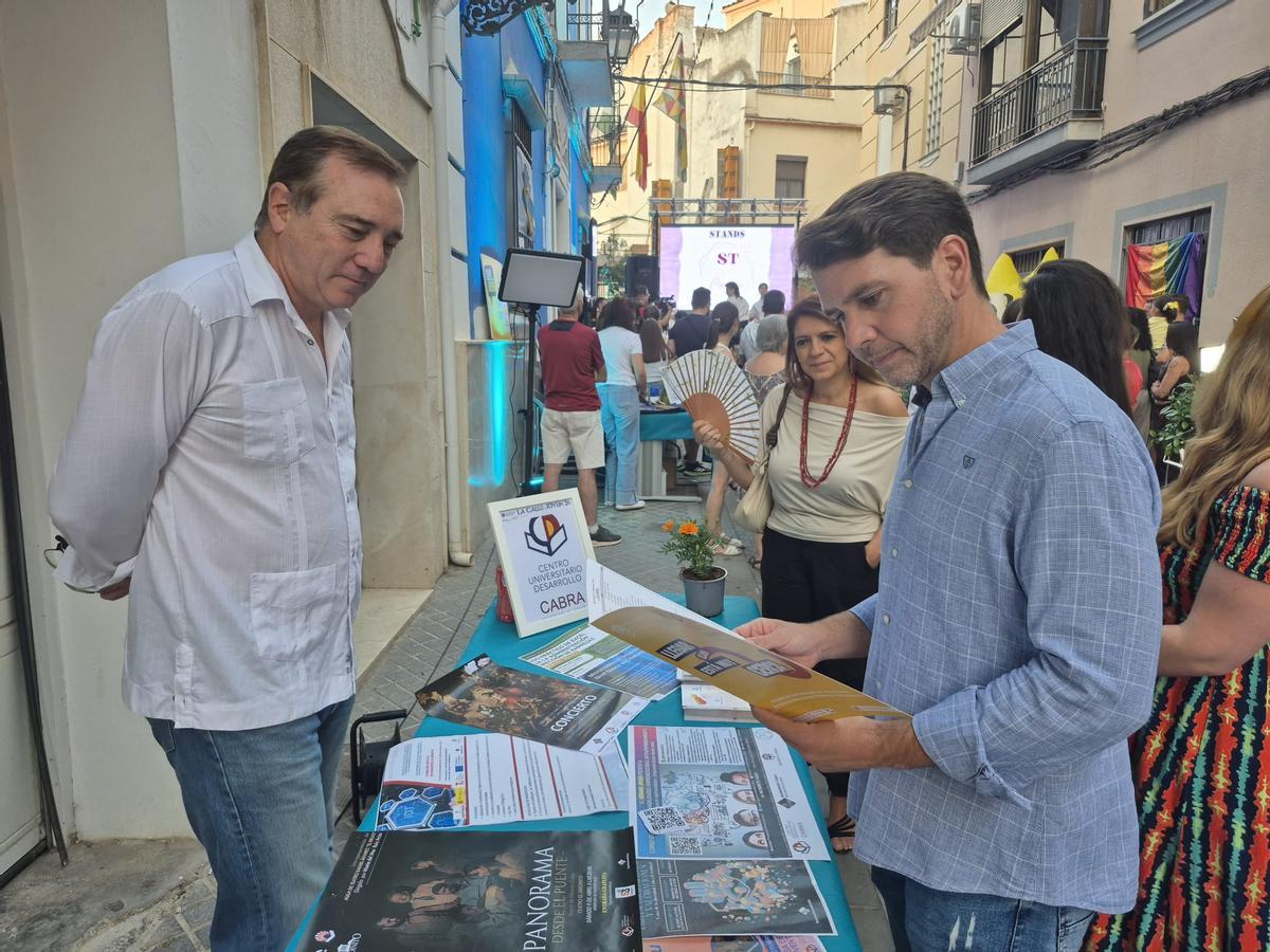 El alcalde de Cabra, Fernando Priego, en un puesto del programa.