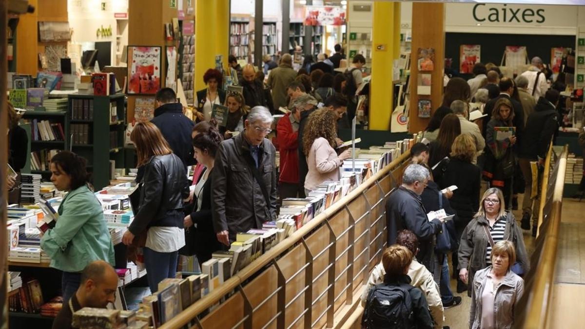 Venta de libros en la Casa del Llibre en Passeig de Gràcia, en la víspera de Sant Jordi