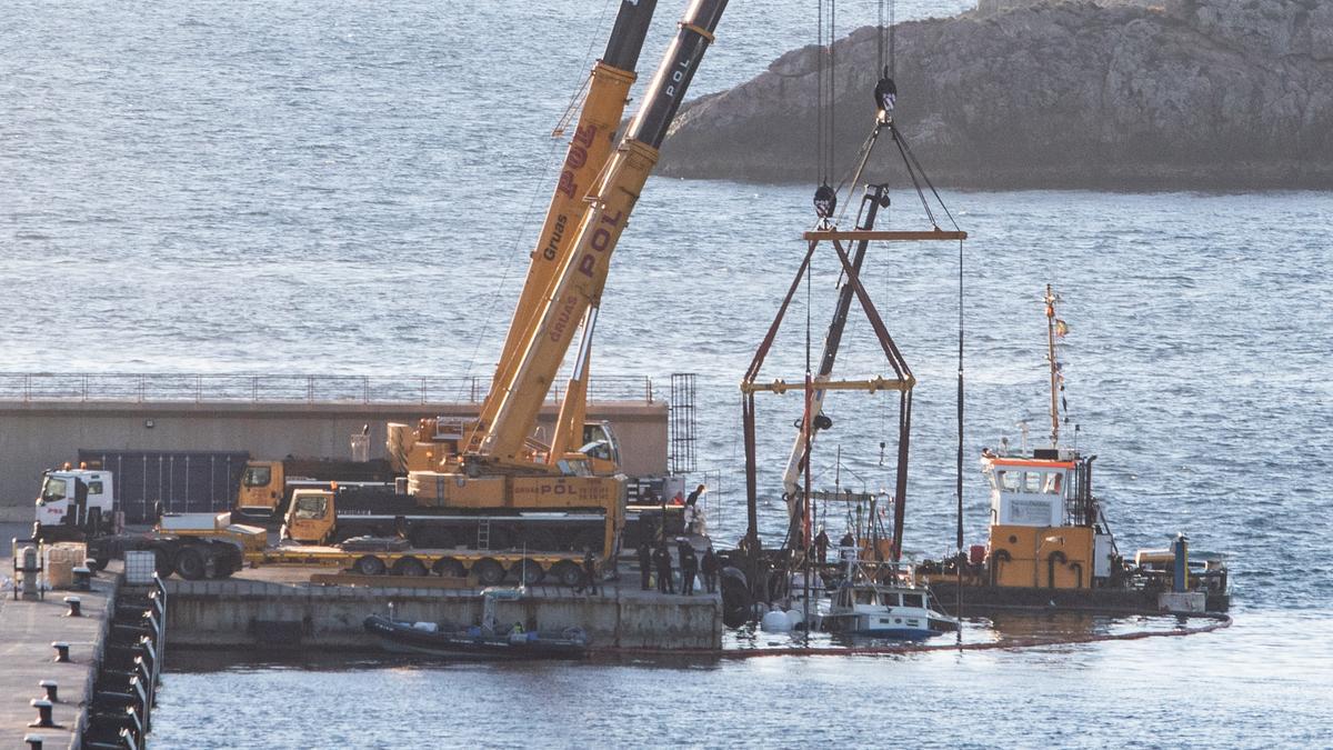 Reflotado el pesquero 'Charpat Segundo', hundido en el puerto de Ibiza.