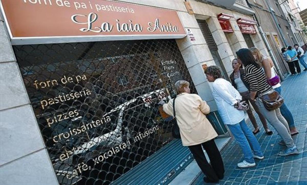 Diversos vianants s’acosten a l’aparador de la botiga de la detinguda, ahir a la tarda. Diversos vianants s’acosten a l’aparador de la botiga de la detinguda, ahir a la tarda.