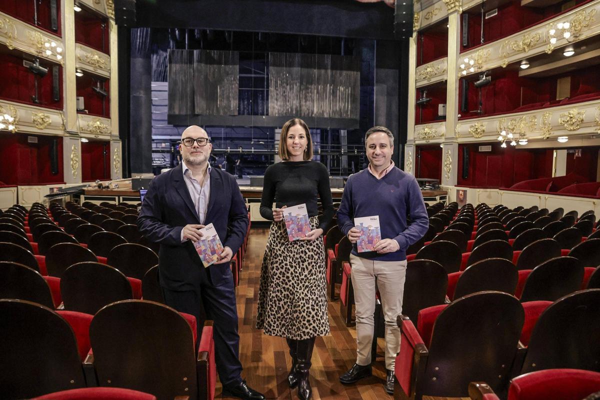 El director del Teatre Principal, Miquel Martorell, la consellera de Cultura, Antònia Roca, y el director general, Andrés Ferrer, con el nuevo programa
