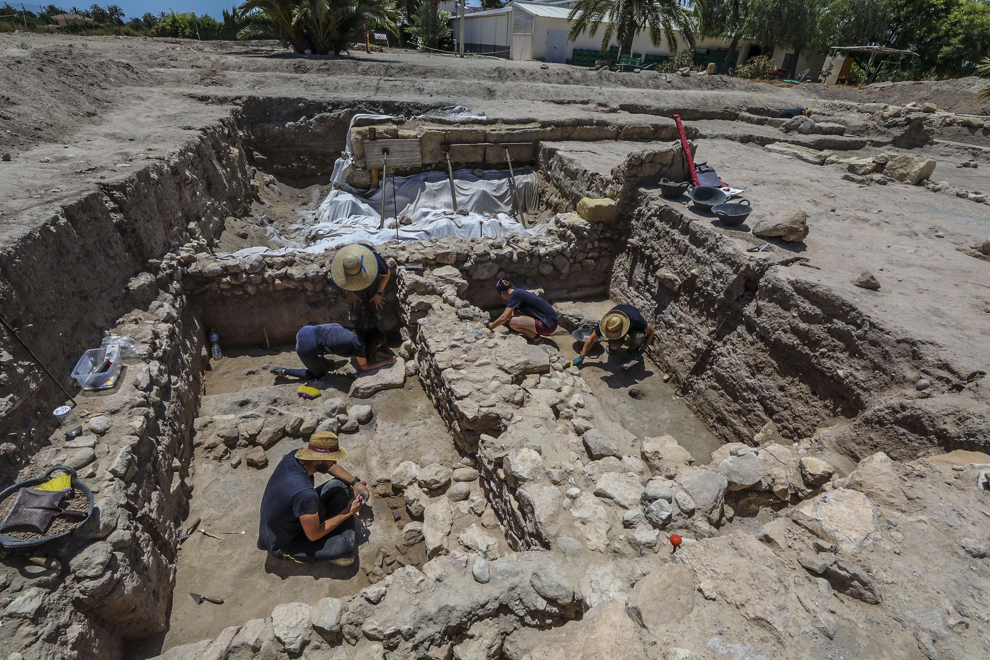 Primeras casas íberas halladas en las excavaciones en el yacimiento de La Alcudia en Elche