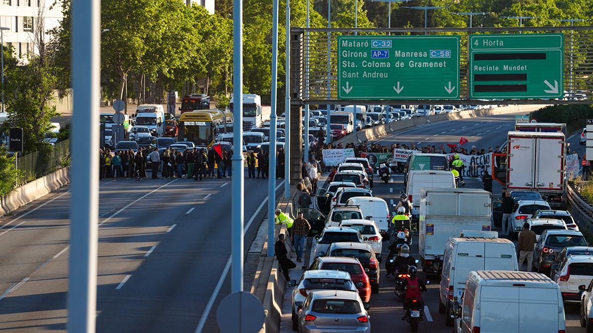 La B-20 cortada a la altura de Mundet, en Barcelona.