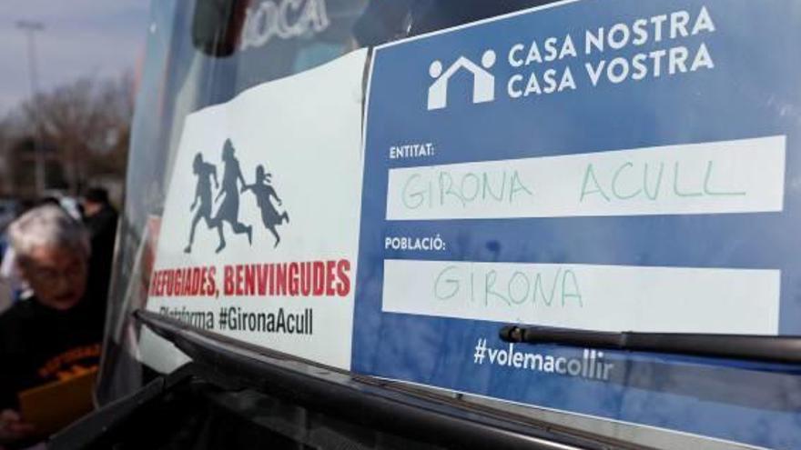 Un autocar de Girona Acull per anar a una manifestació per l&#039;acollida de refugiats, aviat farà un any.