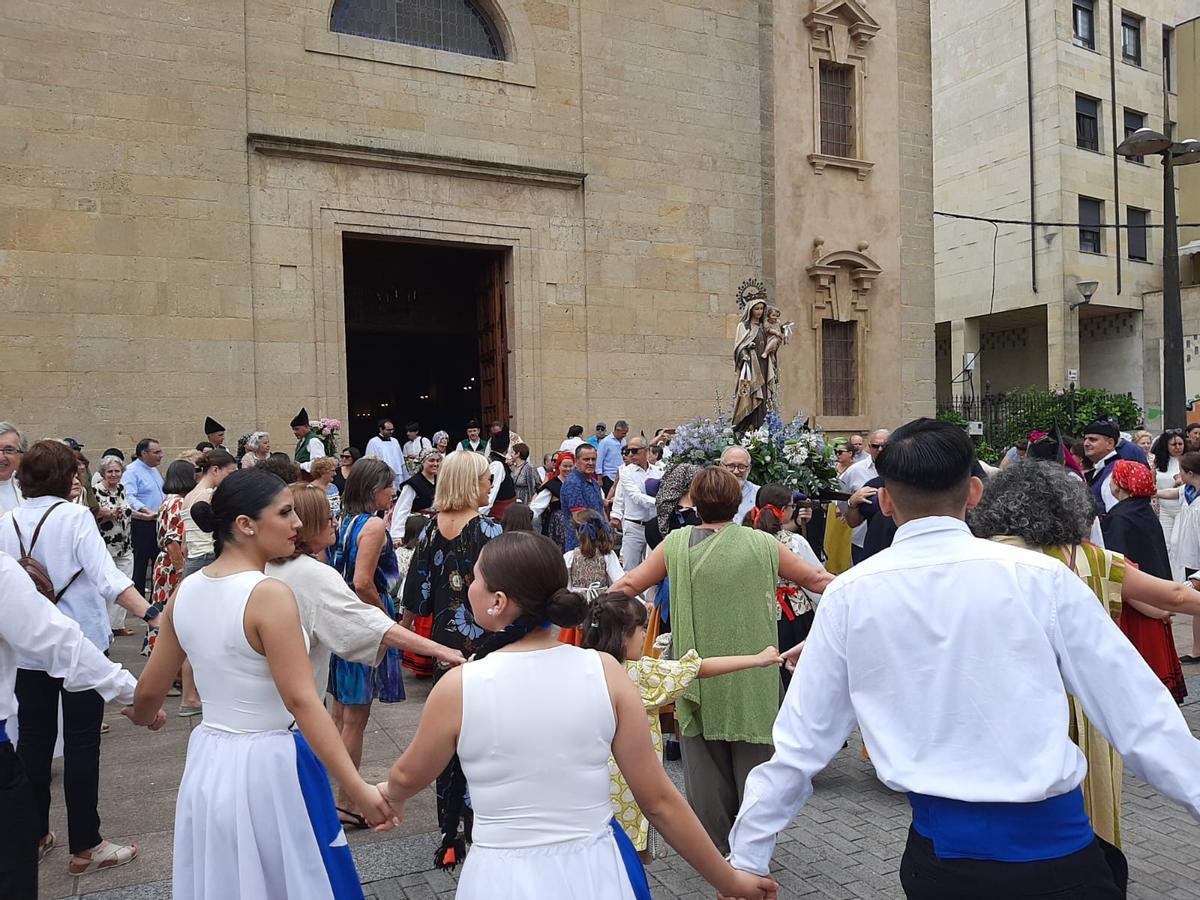 La danza prima ante la Virgen del Carmen