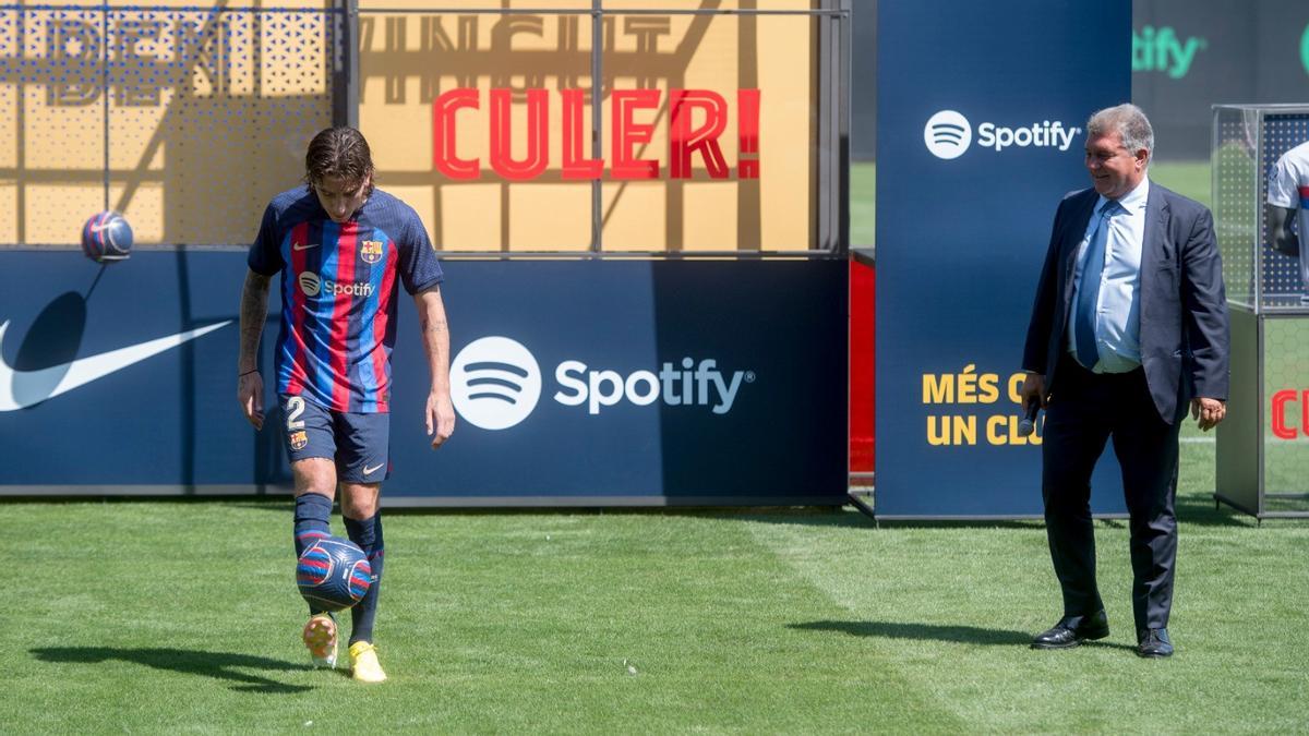 Toques de balón de Bellerín en la presentación junto a Laporta.