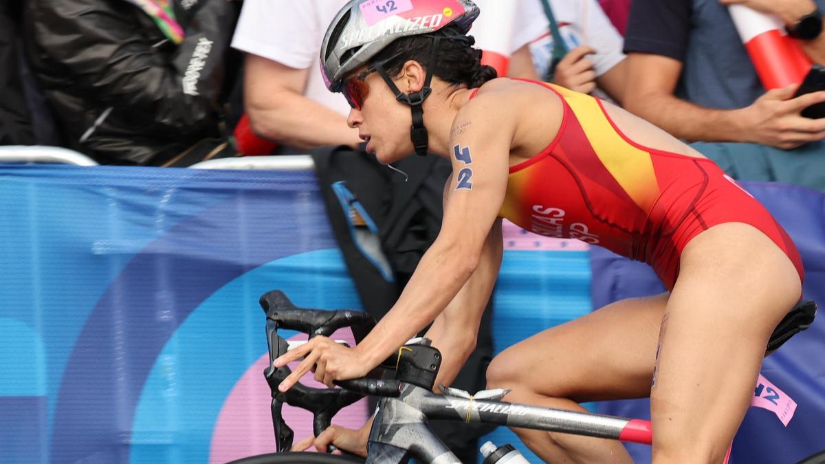La triatleta española Miriam Casillas participa en la prueba de triatlón femenino de los Juegos Olímpicos de París 2024